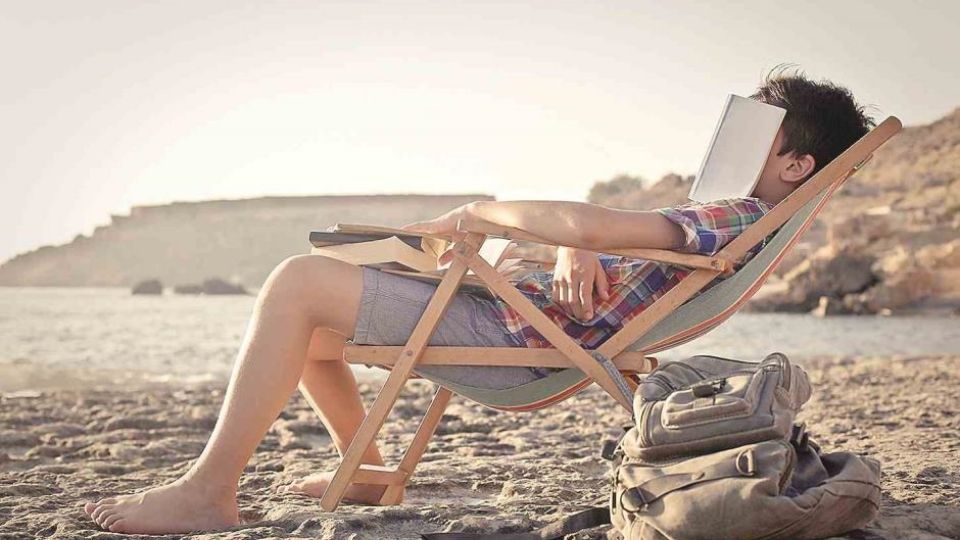 Fotografía ilustrativa de una persona disfrutando de sus vacaciones