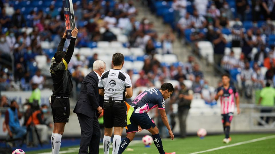 Erick Aguirre ingresando al partido entre Rayados y León.