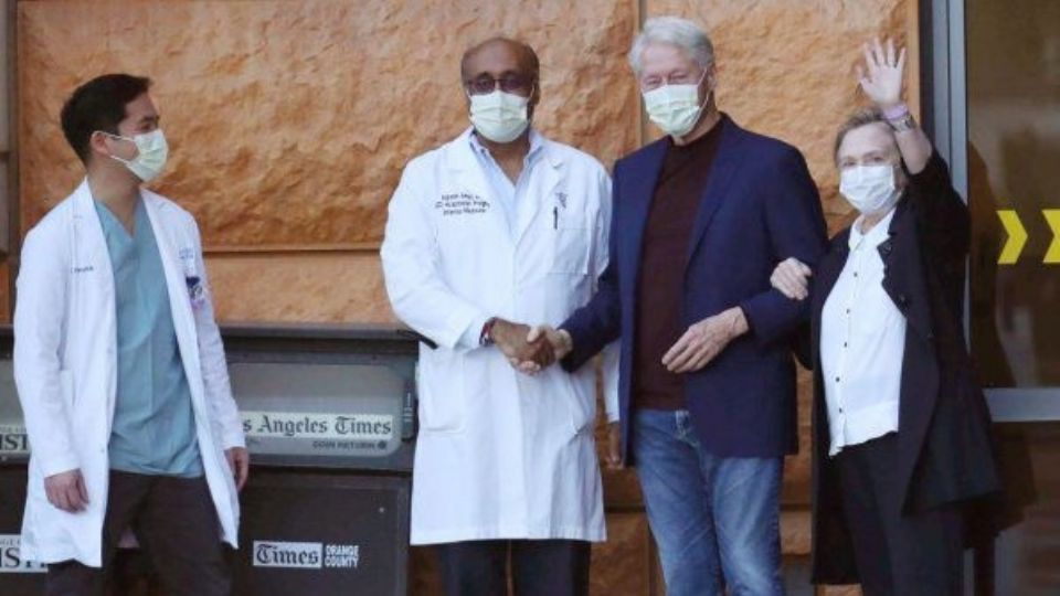 El ex presidente de Estados Unidos, Bill Clinton, dejó el hospital acompañado por su esposa Hillary Clinton.