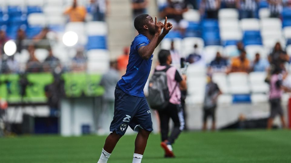 Joel Campbell ya entrenó al parejo con sus compañeros