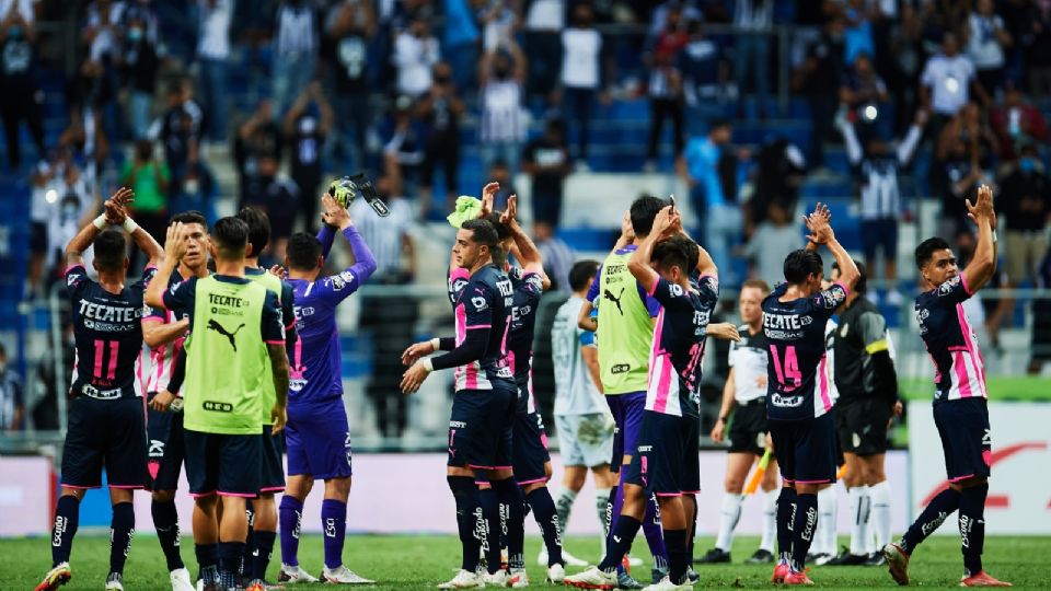 Jugadores de Rayados al finalizar el partido contra León.