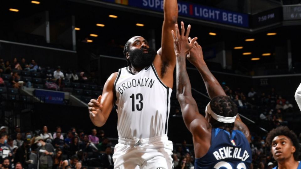 James Harden en partido con Brooklyn Nets.