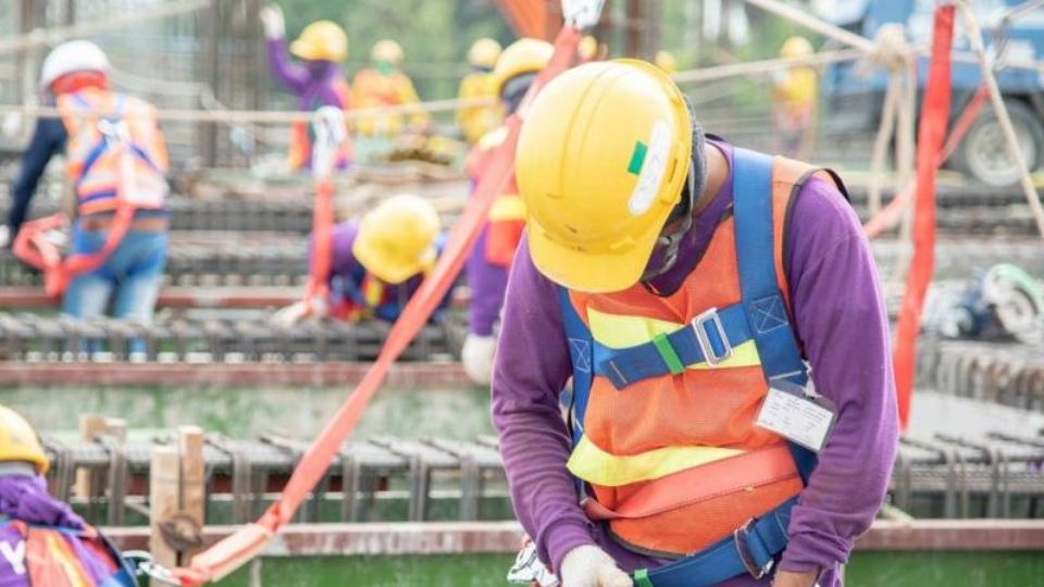 Persona trabajando durante una obra