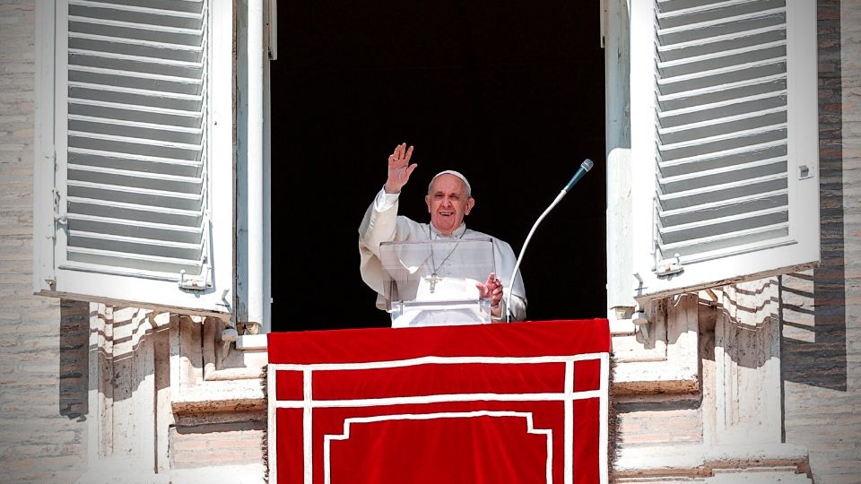 Papa Francisco saludando a fieles