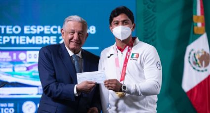 Brinda AMLO premios a atletas olímpicos y paralímpicos