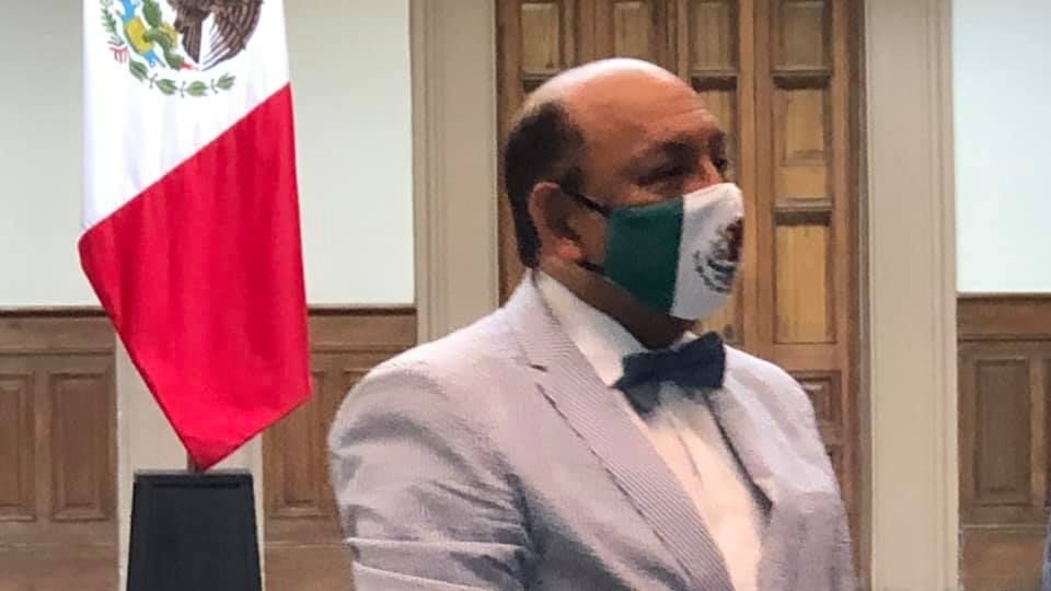 Con todo y su característico moño, el periodista 'Lord Molécula' se hizo presente en Monterrey. Foto: Facebook.