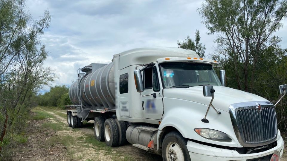 El tractocamión cargado con gasolina fue asegurado y llevado a las instalaciones de la FGR.