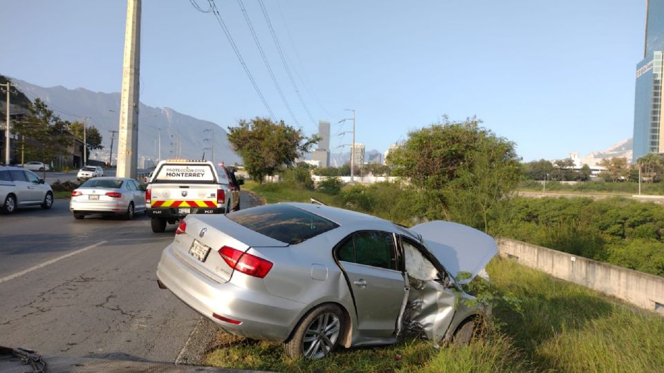 El auto sufrió severos daños tras el accidente. Foto: Protección Civil Monterrey.