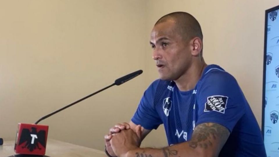 Humberto Suazo, habló en conferencia de prensa sobre su futuro en las canchas.