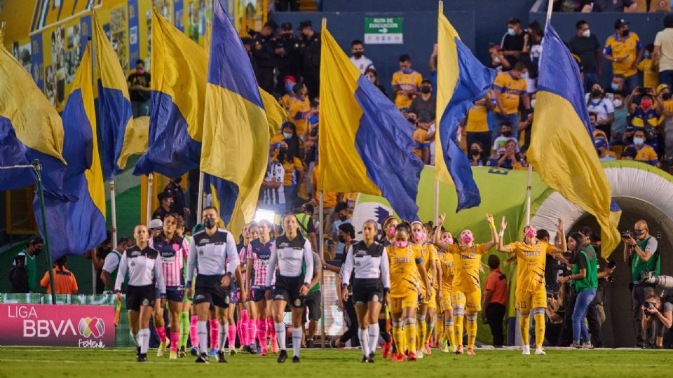 Clásico Regio Femenil entre Tigres y Rayadas, en el Estadio Universitario.