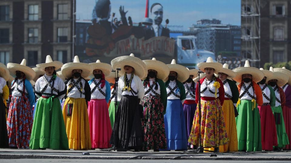 Adelitas en el desfile de la Revolución Mexicana en el Zócalo.