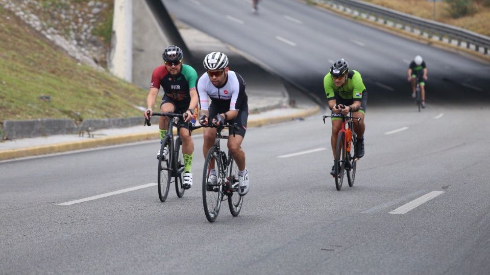 Ciclistas en competencia. Foto: Federación Mexicana de Triatlón.