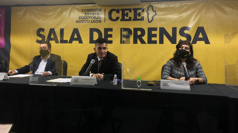 Luigi Villegas presidió la conferencia en la sala de prensa de la CEE.  Foto: Miriam Ábrego.