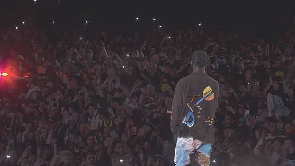 Travis Scott logra observar una ambulancia en medio de la multitud de su show, pero continúa el espectáculo. Foto: YouTube