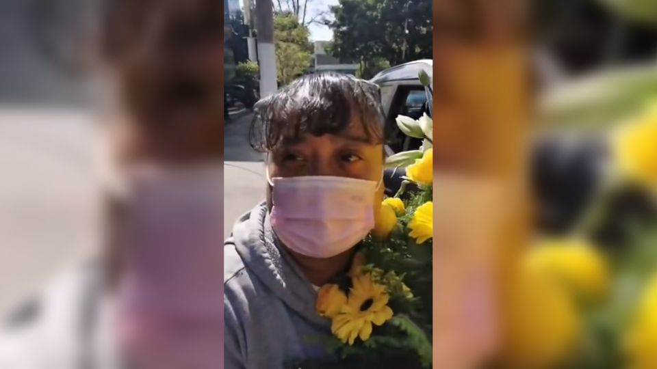 La mujer que llegó a la funeraria con flores para su tía, pero fue confundida. Foto: Azteca Noticias