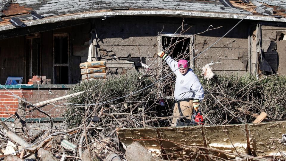 Sube a 88 la cifra de muertos tras impacto de tornados en Estados Unidos.