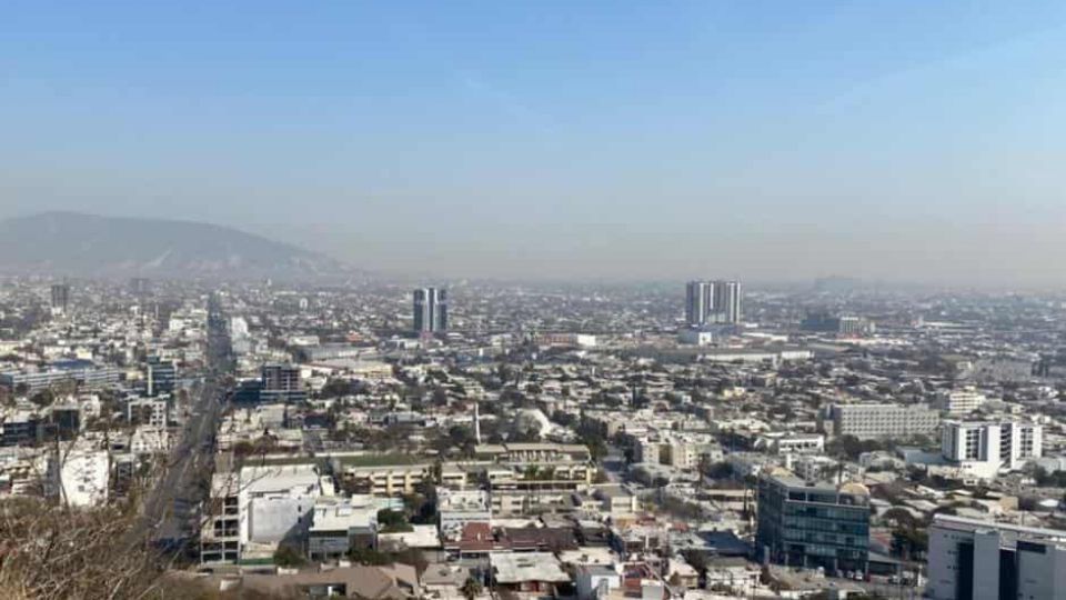 Persiste mala calidad del aire en zona metropolitana de Monterrey, aunque hay leve mejoría.