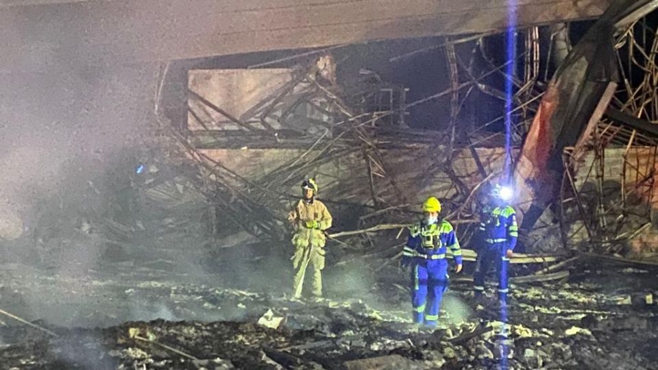 Elementos del grupo Jaguares de PC de Santa Catarina continúan con labores para sofocar cualquier residuo del incendio