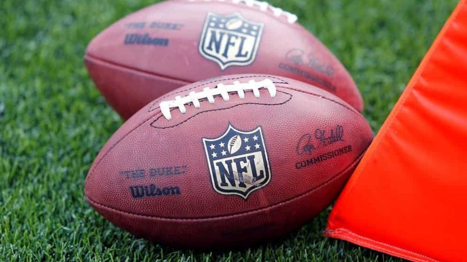 Fotografía ilustrativa de balones de la NFL