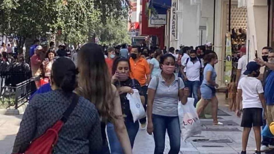 Ciudadanos pasean por las calles del centro de Monterrey usando cubrebocas. Foto: Archivo