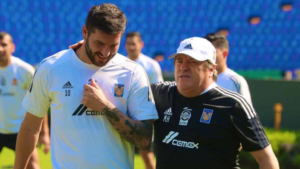 Miguel Herrera y André-Pierre Gignac en un entrenamiento de Tigres