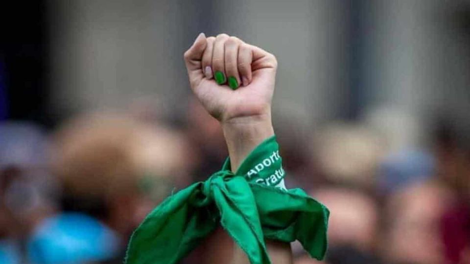 El pañuelo verde se ha convertido en una insignia de la lucha feminista por obtener acceso a abortos legales, seguros y gratuitos para las mujeres y personas gestantes.