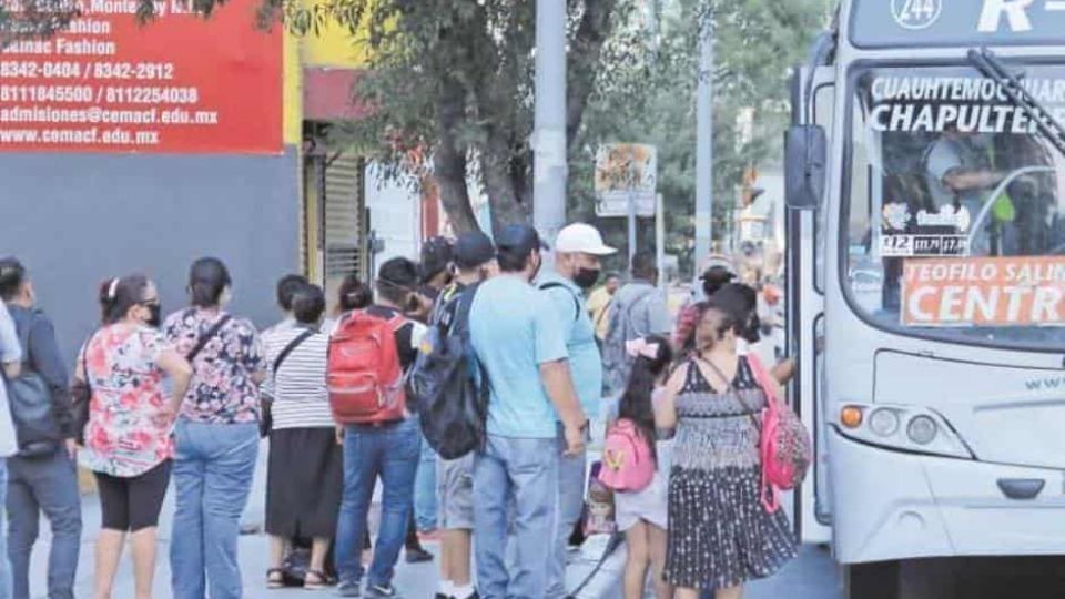 Fotografía de ciudadanos buscando abordar una unidad de transporte público en el centro de la ciudad