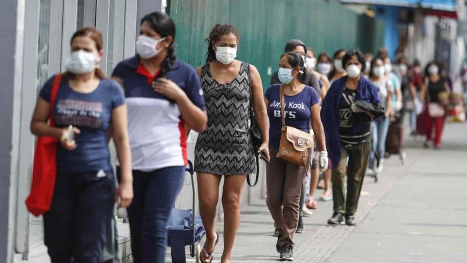 Personas caminando con cubrebocas