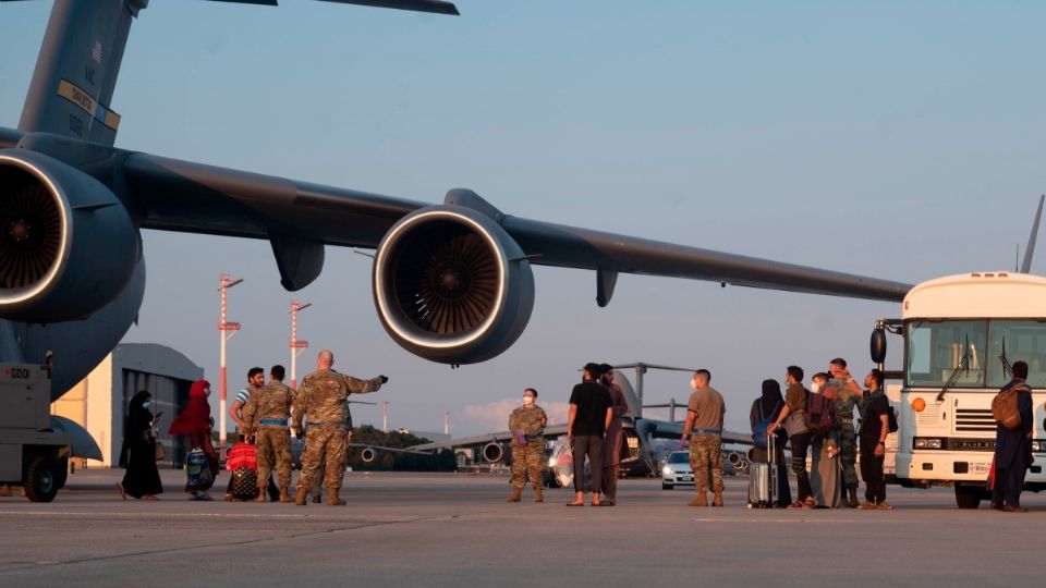 Avión aterriza de emergencia tras incendio en turbina