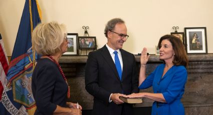 Primera gobernadora de Nueva York, Kathy Hochul, toma posesión