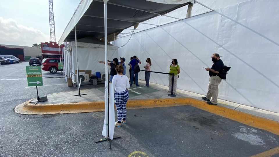 Ciudadanos hacen fila para pruebas Covid-19. Foto: Alejandro del Toro