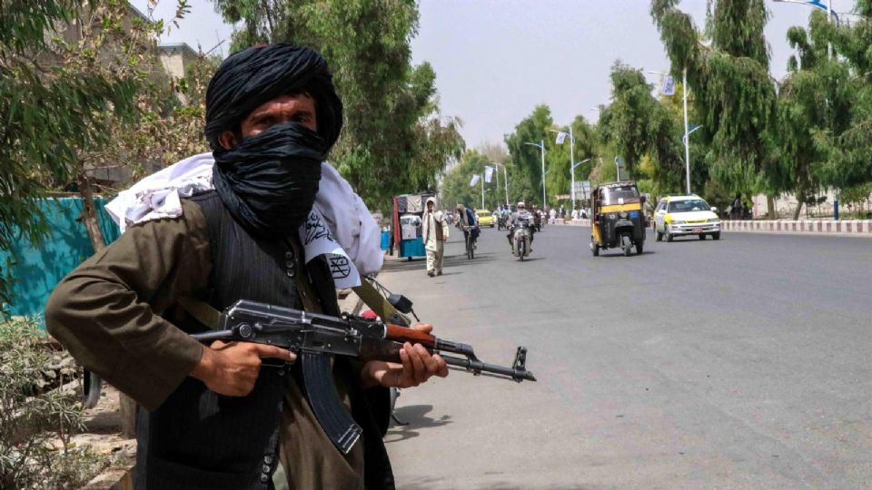 Talibanes patrullan las calles de Kandahar, Afganistán. Foto: EFE/ Stringer