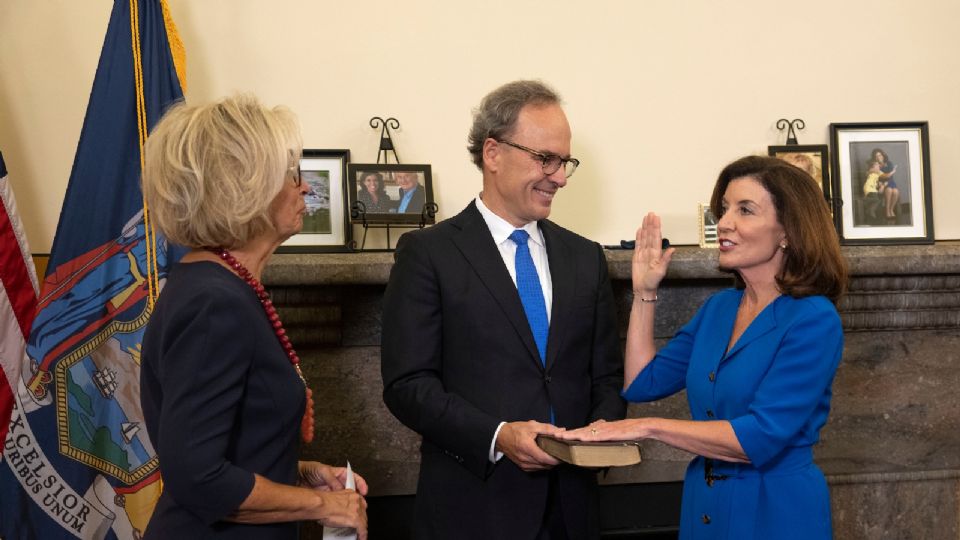 La gobernadora de Nueva York al momento de tomar posesión del cargo. Foto: Twitter / GovKathyHochul