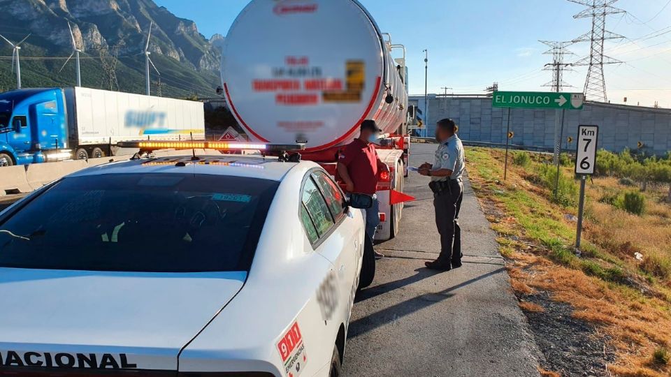 Elementos de Guardia Nacional detuvo a un hombre con documentos apócrifos que transportaba combustible.