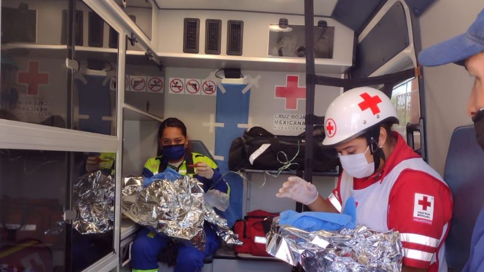 Rescatistas asistieron a la mujer tras dar a luz.