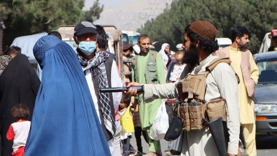 Vigilante talibán en los alrededores del aeropuerto de Kabul. Foto: EFE/EPA/STRINGER