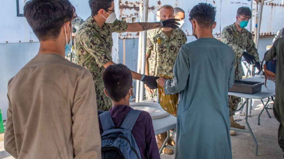 Efectivos militares estadounidenses siguen ayudando a evacuar a personas afganas.