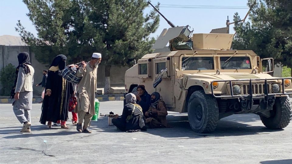 Los talibanes montan guardia mientras bloquean la carretera al aeropuerto Hamid Karzai un día después de las mortíferas explosiones, en Kabul, Afganistán, el 27 de agosto de 2021. Foto: EFE/EPA/STRINGER