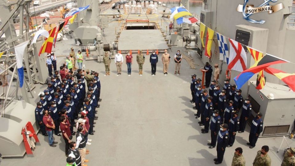 Autoridades de la Secretaría de Marina participaron cargando los buques con ayuda humanitaria.