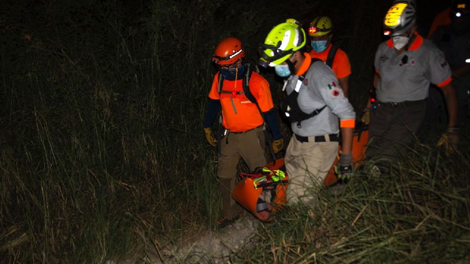 Rescatistas asistieron en el descenso de la mujer. Foto: Protección Civil