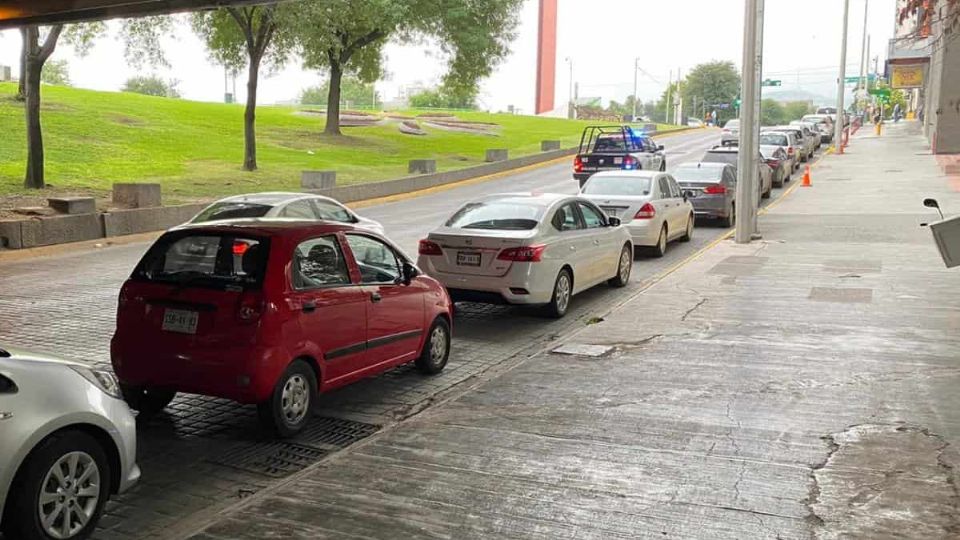 Una de las principales razones de las multas de tránsito es por estacionarse en lugares prohibidos.