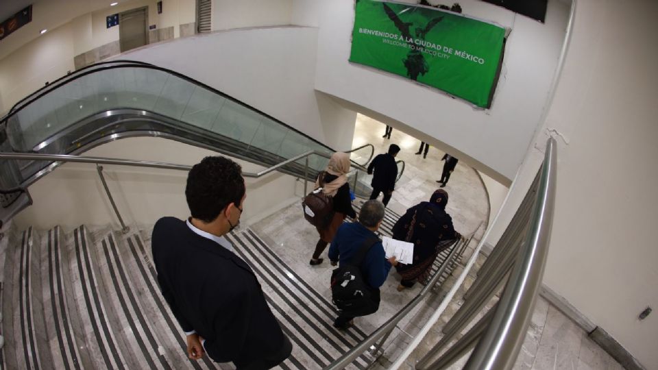 Ciudadanos afganos en el Aeropuerto Internacional de la Ciudad de México. Foto: Twitter @SRE_mx