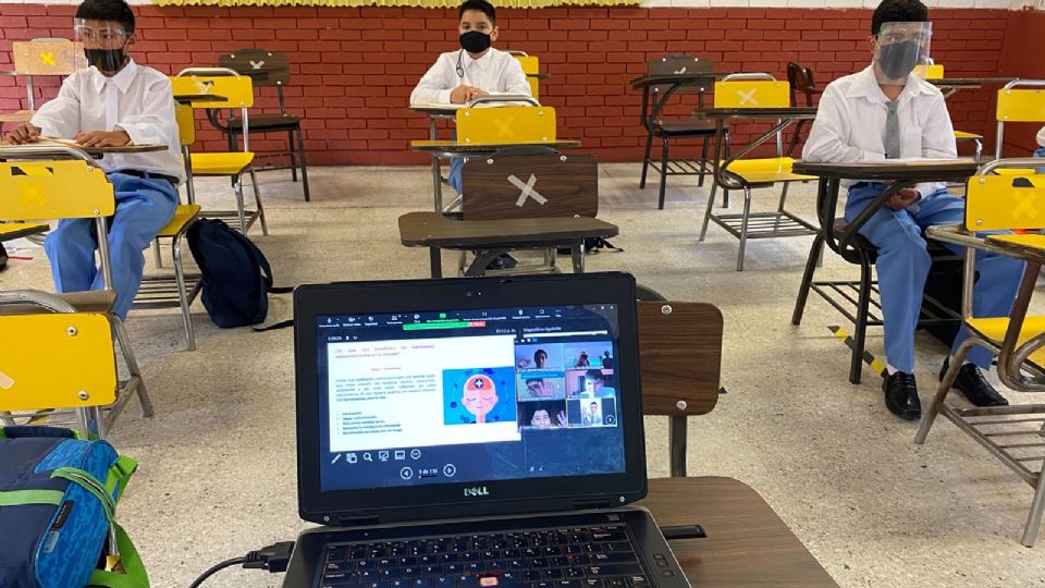 Clases híbridas en un colegio de Nuevo León. Foto: Fernanda López