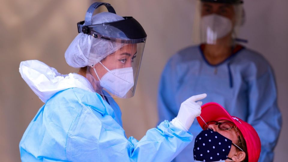 Personal de Salud, realiza pruebas contra la covid-19 hoy, en un modulo instalado en la Ciudad de México. Foto: EFE