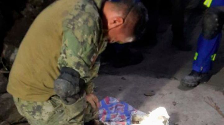Marino intentó reanimar a perrito afectado en el deslave del Cerro del Chiquihuite