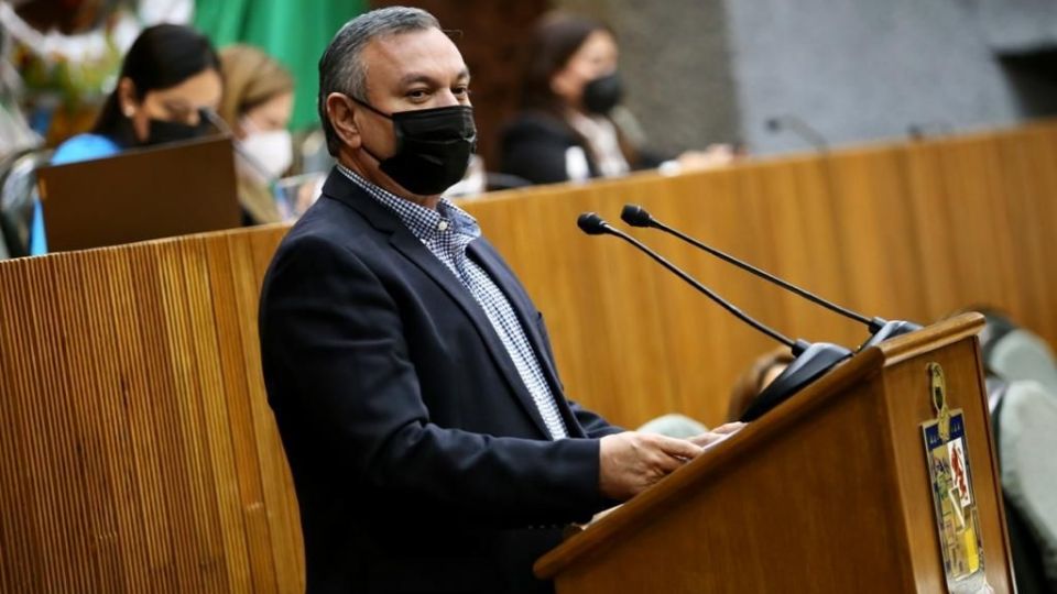 El legislador del PRI, Héctor García, fue el encargado de presentar ante el pleno del legislativo, la solicitud. Foto: Cortesía