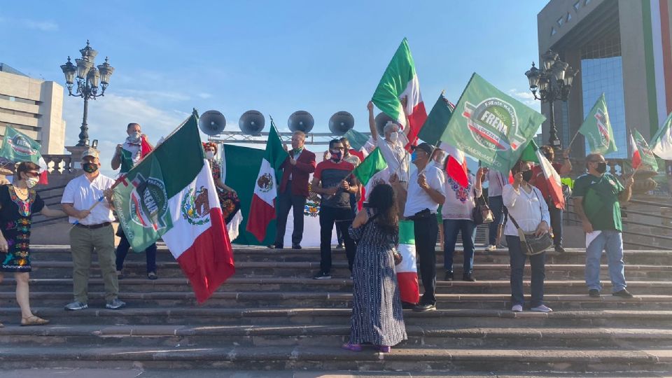 Simpatizantes de Frena se reunieron en la Macroplaza de Monterrey. Foto: Fernanda López