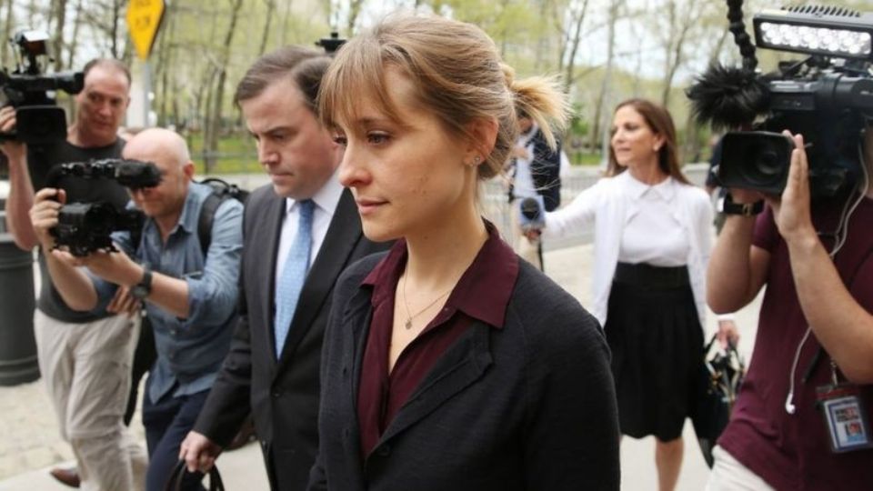 La actriz Allison Mack ya se encuentra cumpliendo su sentencia de tres años en prisión.