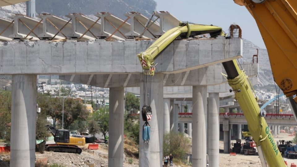 Una de las grúas falló en la construcción sobre el Río Santa Catarina. Foto: Cortesía