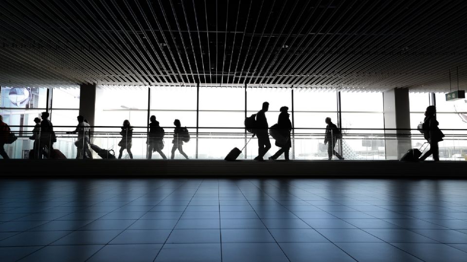 Las personas deberán mostrar su comprobante de vacunación antes de abordar el avión. Foto: Archivo